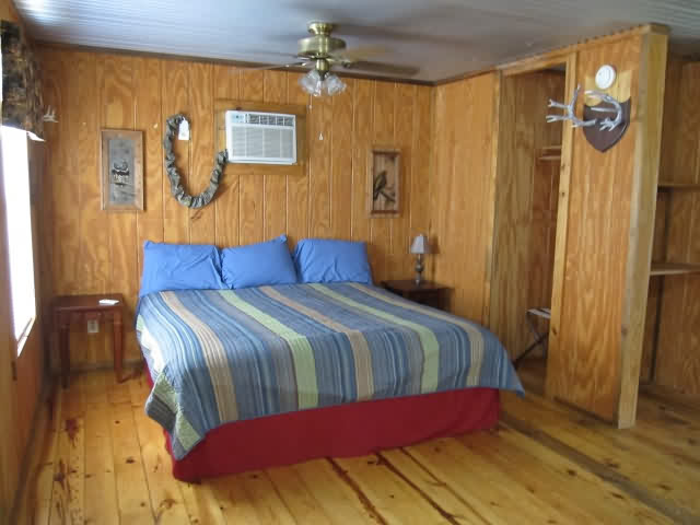 Cabin 1 (Studio) 1 King size bed, 1 Full size futon, sleeps 2-4.