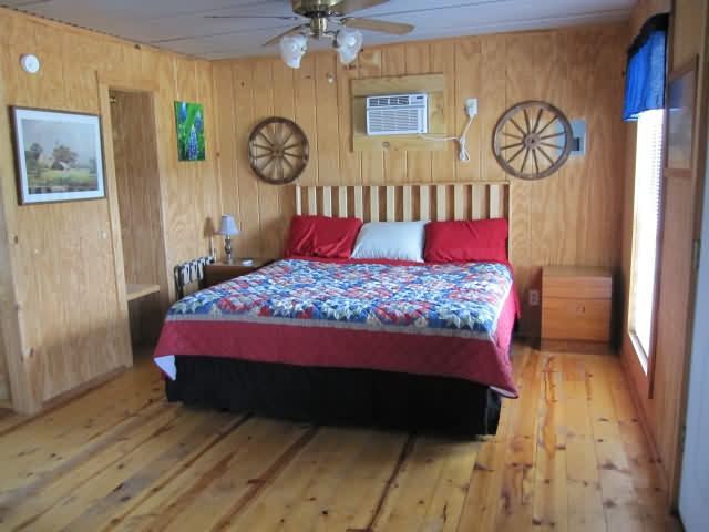 Cabin 2 (Studio) 1 King size bed, 1 Full size  futon, sleeps 2-4.